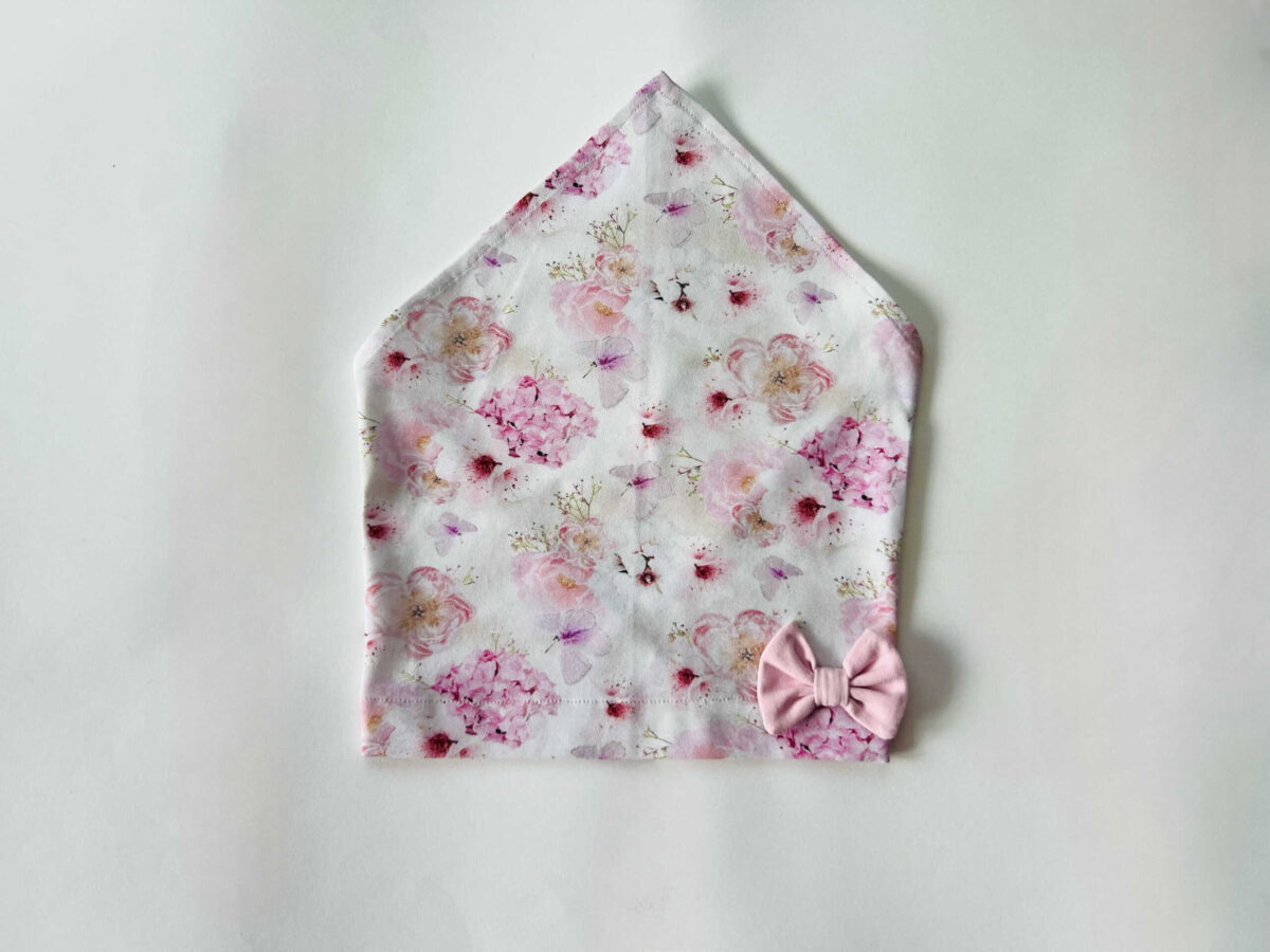 Pearätt suveks lipsuga Pearätt suveks lipsuga valgel roosad roosid