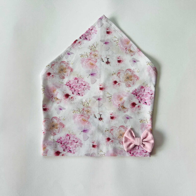 Pearätt suveks lipsuga valgel roosad roosid