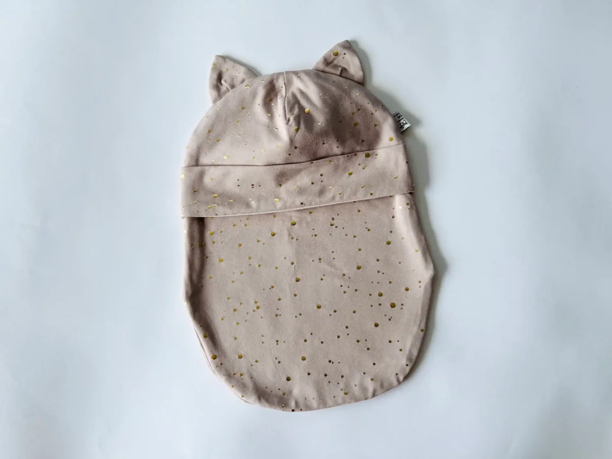 Beež kuldsete täppidega kõrvadega