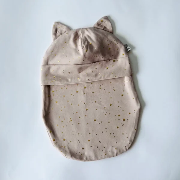 Beež kuldsete täppidega kõrvadega