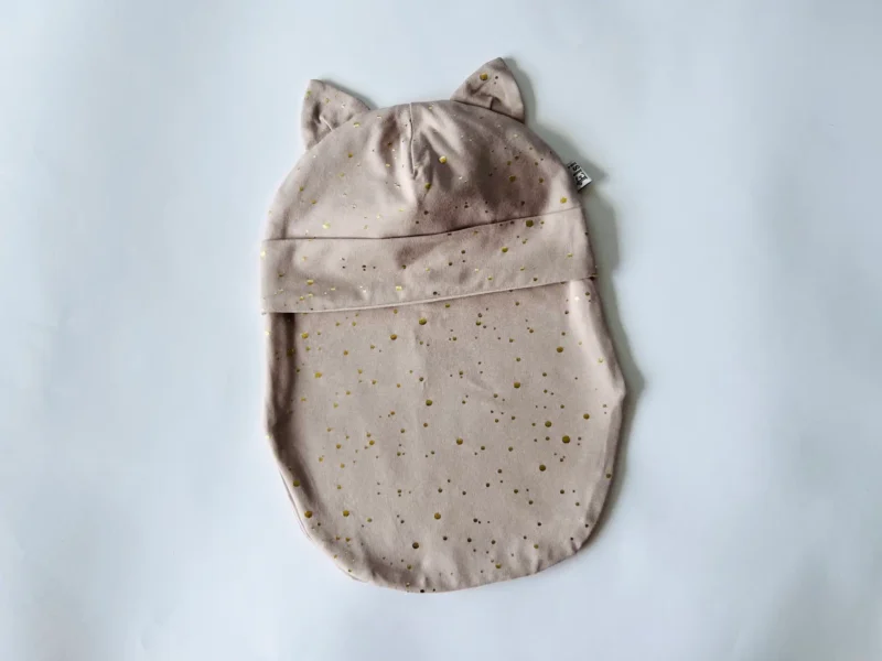 Beežil kuldsed täpid kõrvadega