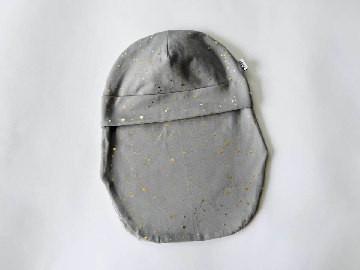 Hall kuldsete täppidega