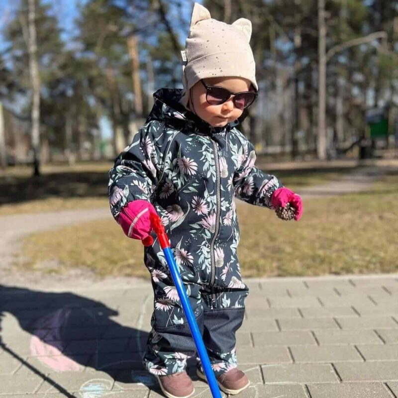 Beežil kuldsed täpid kõrvadega