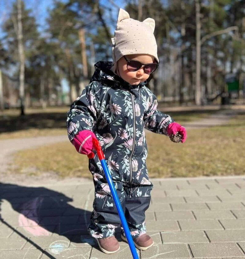 Beežil kuldsed täpid kõrvadega