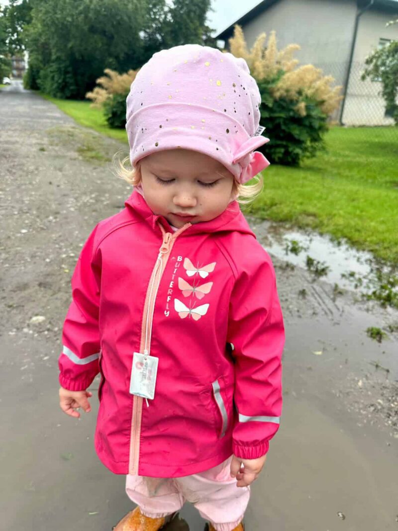 518637727_18092625373654283_4164015881420379466_n Roosa kuldsete täppidega lipsuga