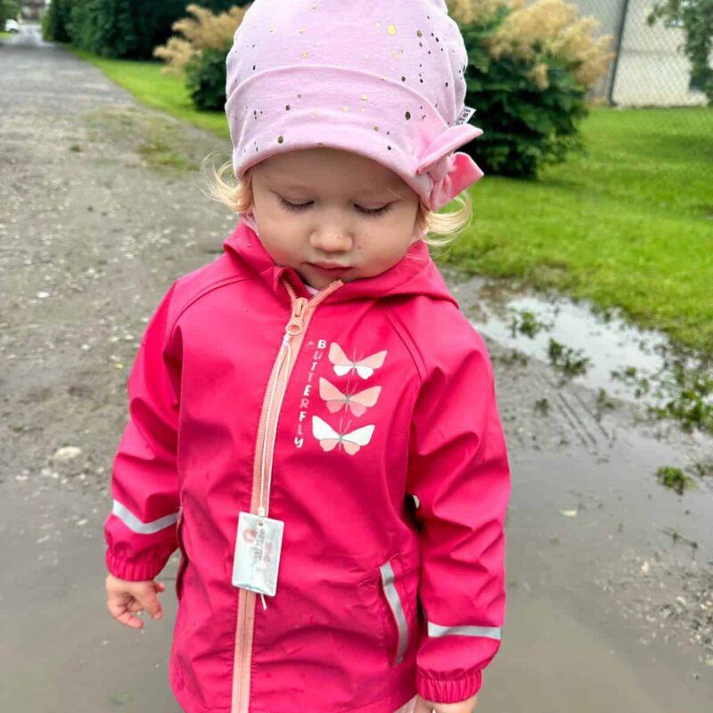 518637727_18092625373654283_4164015881420379466_n Roosa kuldsete täppidega lipsuga