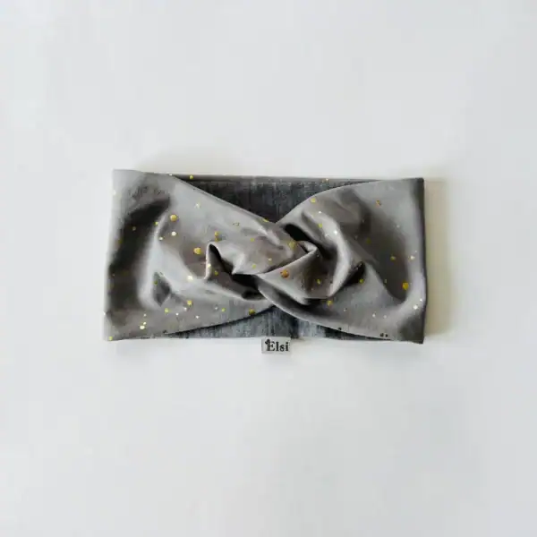 Meriinopeapael hallil kuldsed täpid