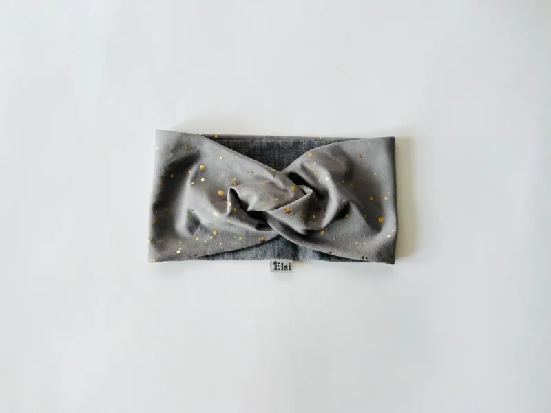 Meriinopeapael hallil kuldsed täpid