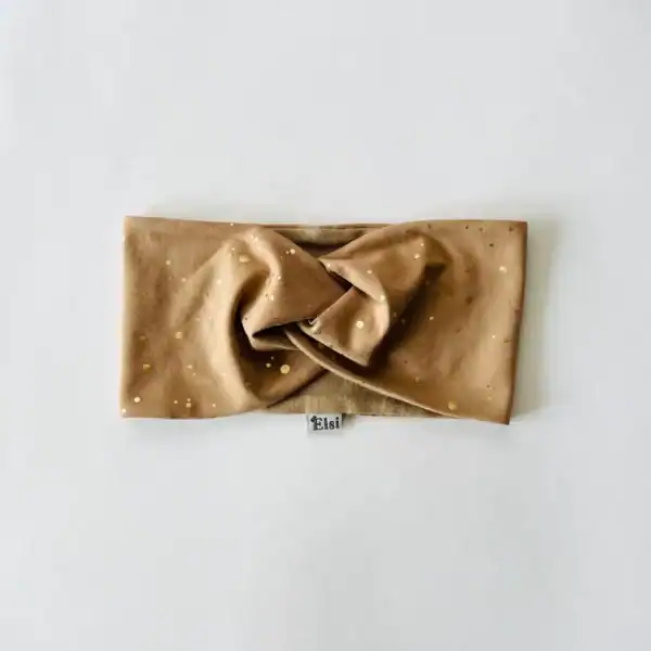 Meriinopeapael sinepil kuldsed täpid