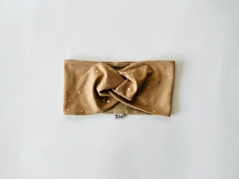 Meriinopeapael sinepil kuldsed täpid