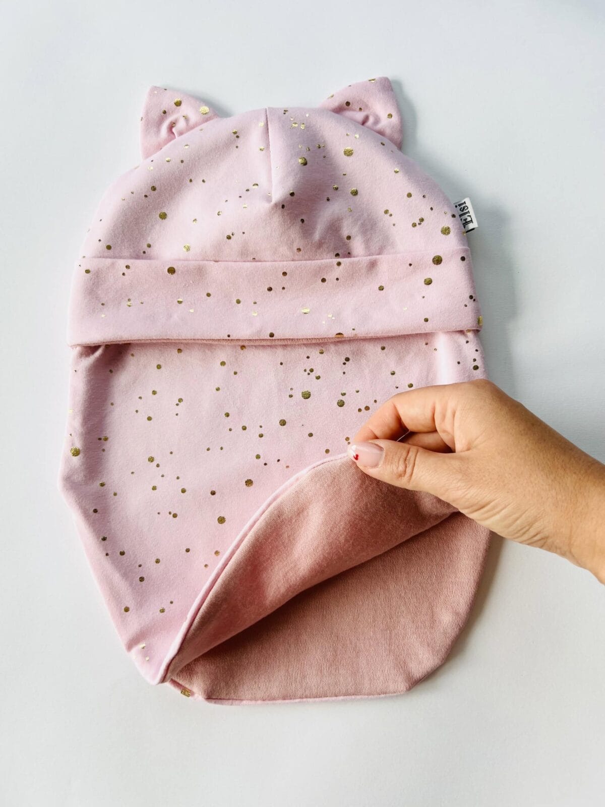 Roosal kuldsed täpid kõrvadega