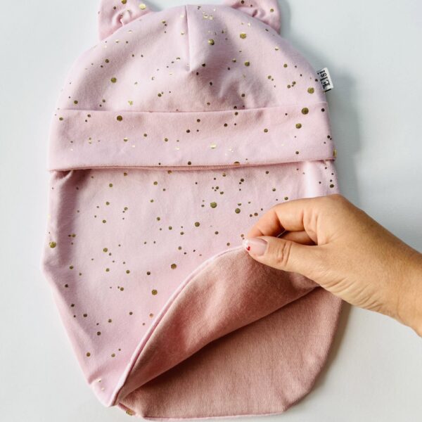 Roosal kuldsed täpid kõrvadega