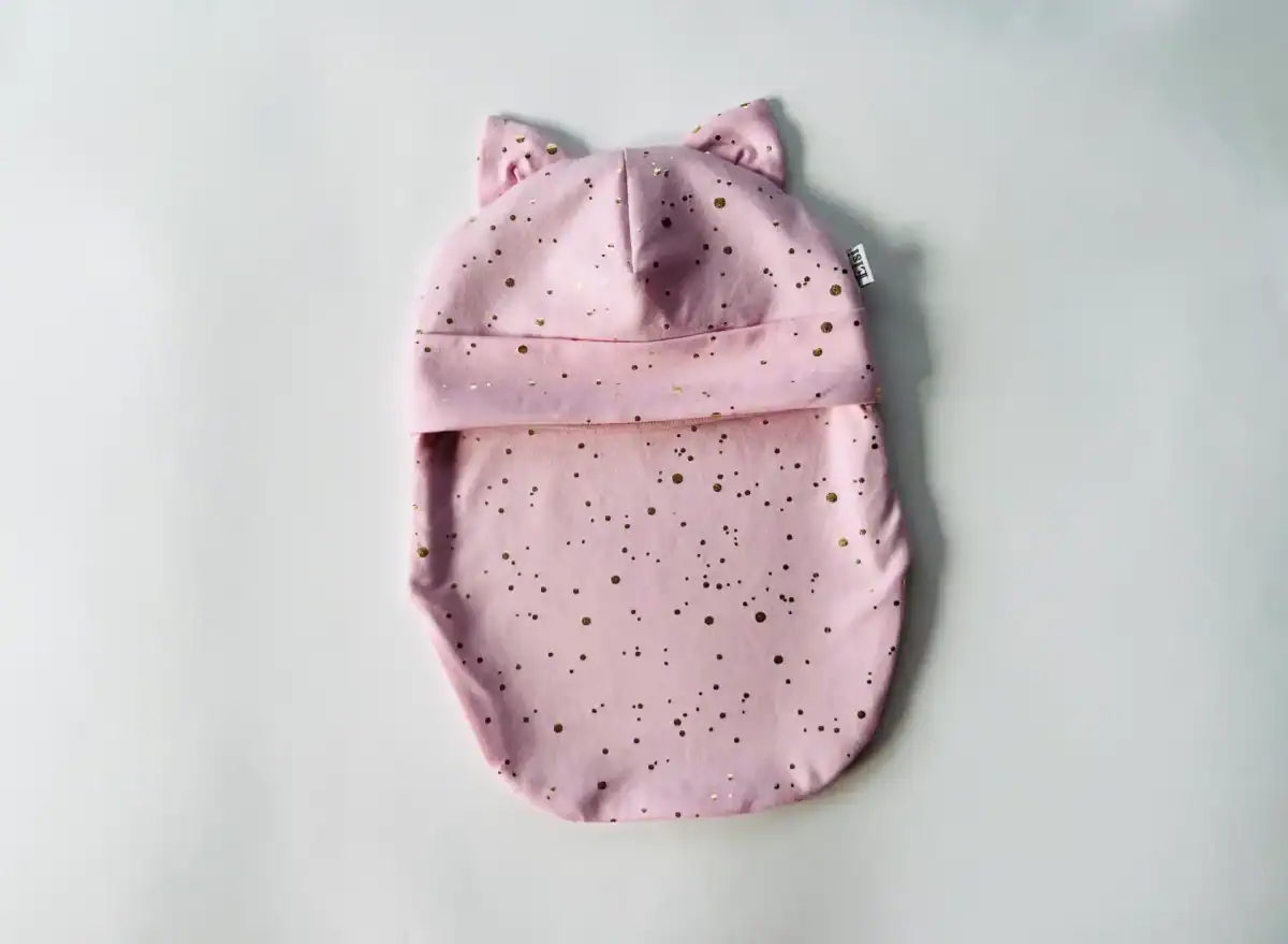 Roosal kuldsed täpid kõrvadega