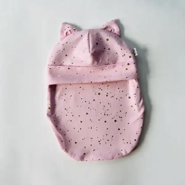 Roosal kuldsed täpid kõrvadega