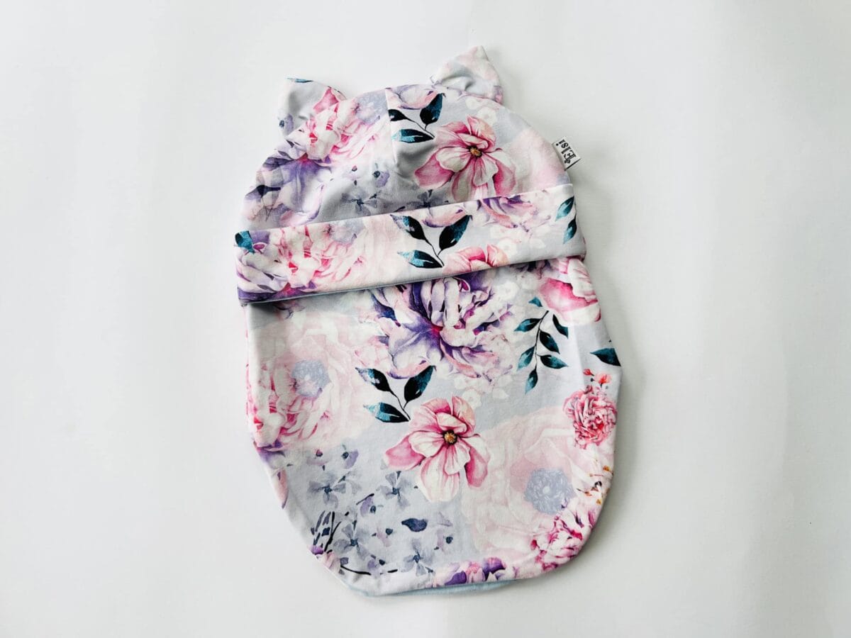 Roosad lilled helesinisel kõrvadega