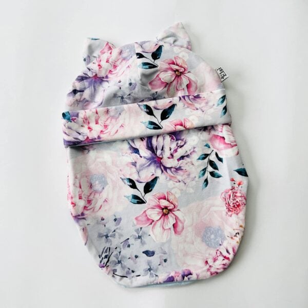 Roosad lilled helesinisel kõrvadega