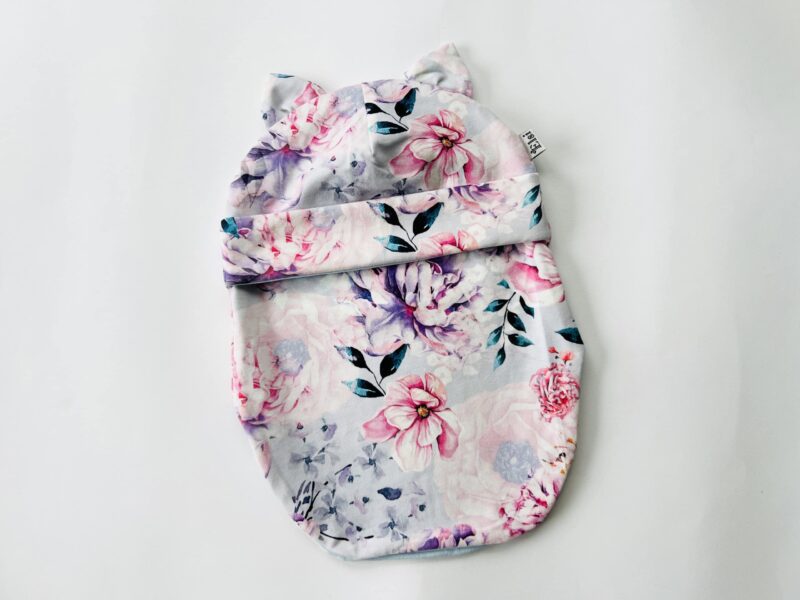 Roosad lilled helesinisel kõrvadega