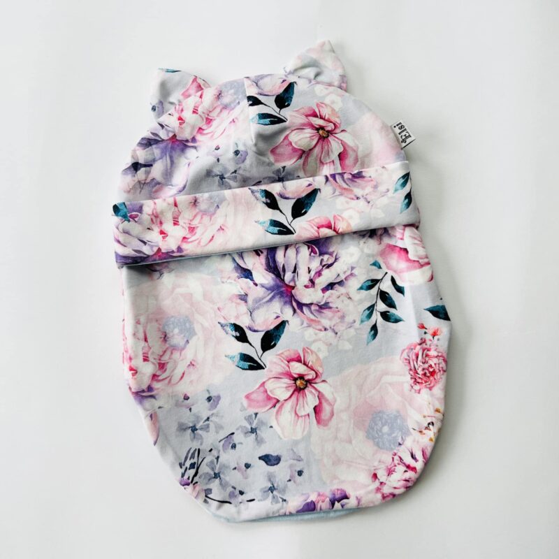 Roosad lilled helesinisel kõrvadega