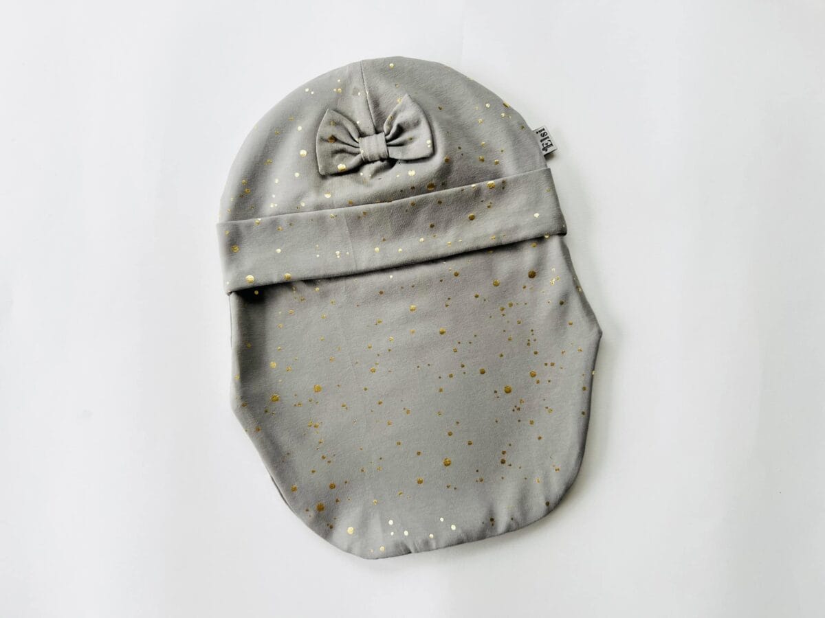 Hall kuldsete täppide ja lipsuga