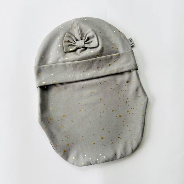 Hall kuldsete täppide ja lipsuga