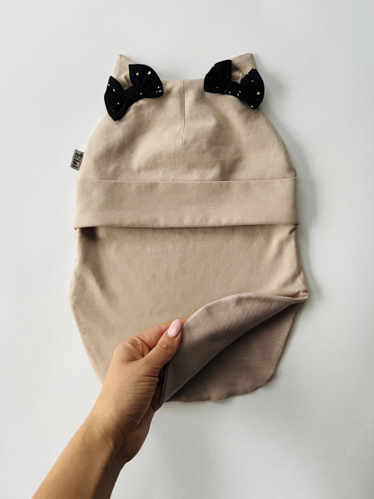 Beež lipsu ja kõrvadega