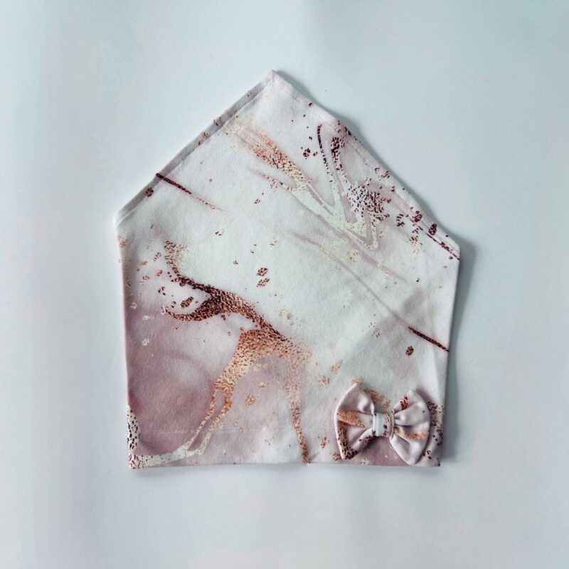 Pearätt kuldsed maalingud lipsuga