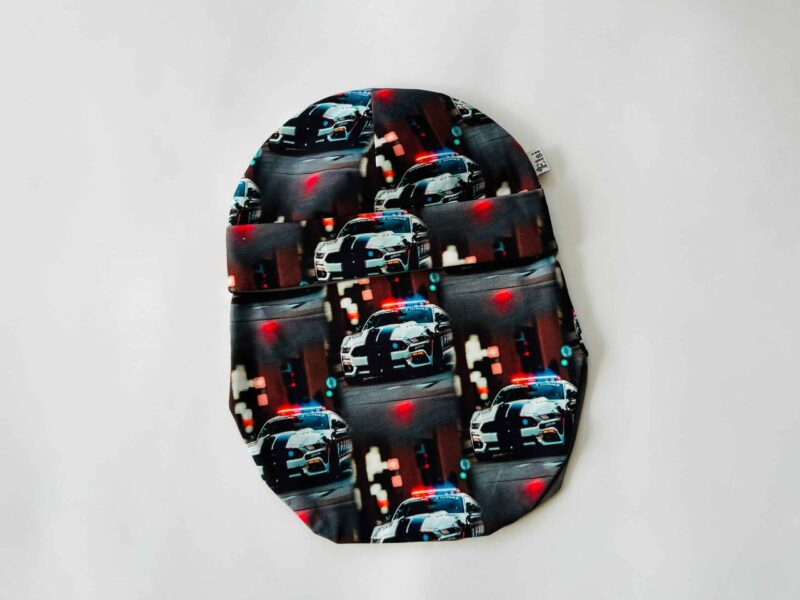 Tuukrimüts politseiautodega Tuukrimüts politseiautodega poisile