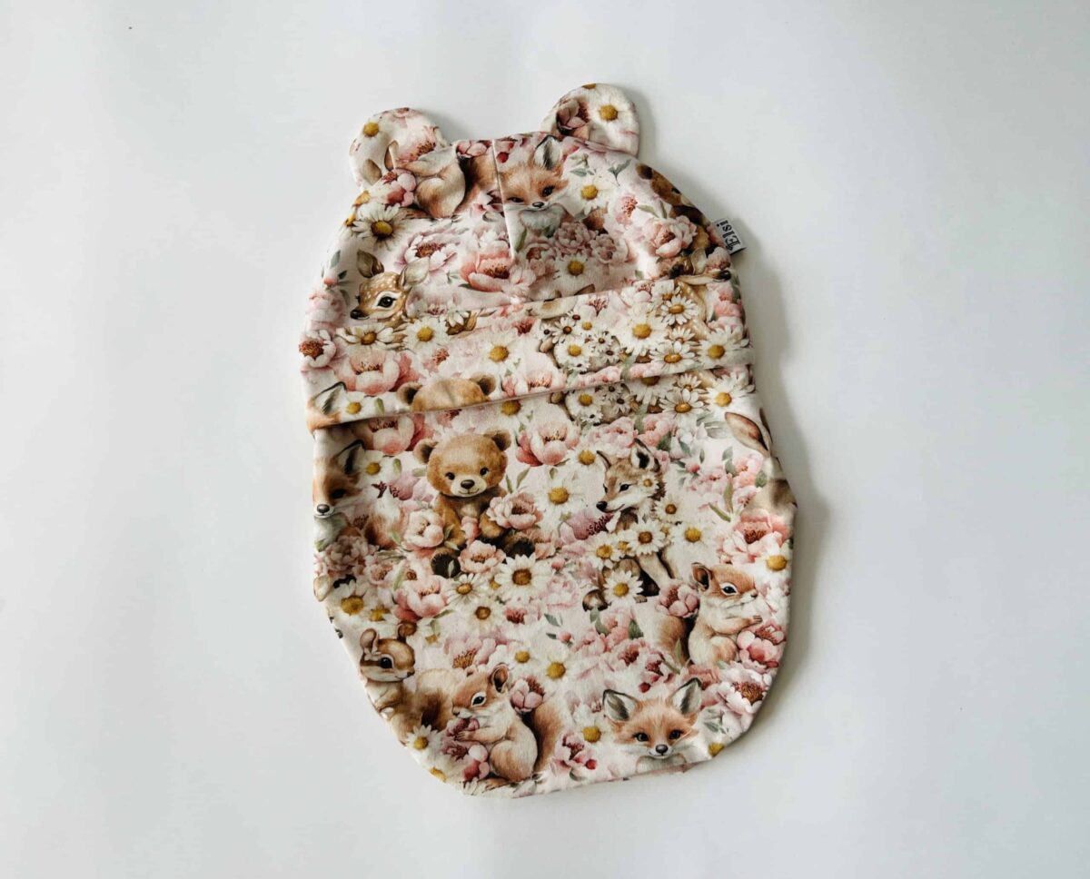 Tuukrimüts kõrvadega tüdrukule