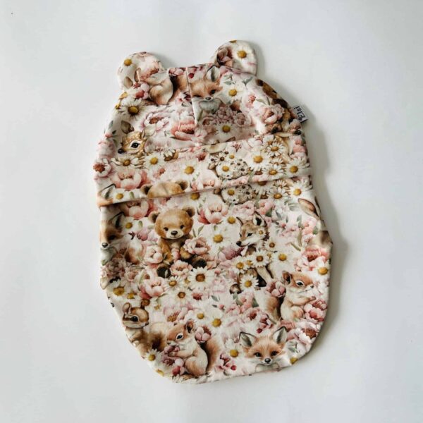 Tuukrimüts kõrvadega tüdrukule