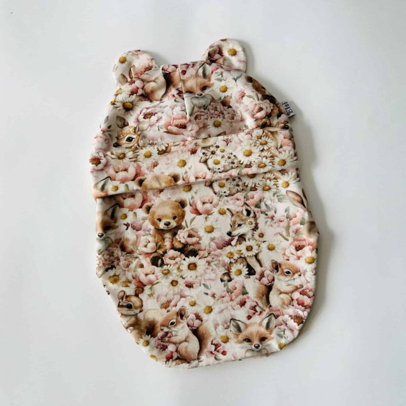 Tuukrimüts kõrvadega tüdrukule