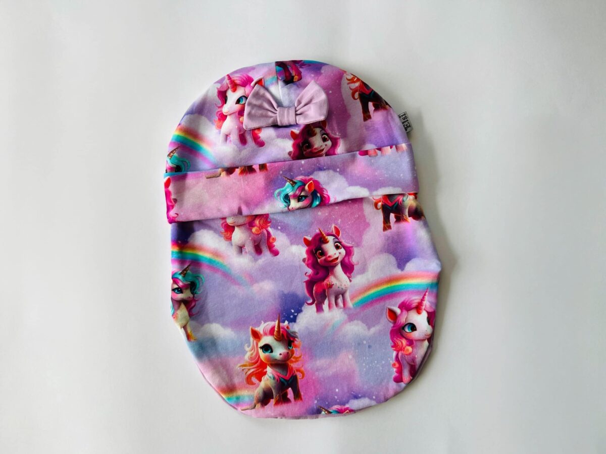 Tuukrimüts ükssarvikutega tüdrukule