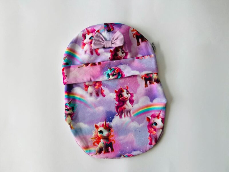 Tuukrimüts ükssarvikutega tüdrukule