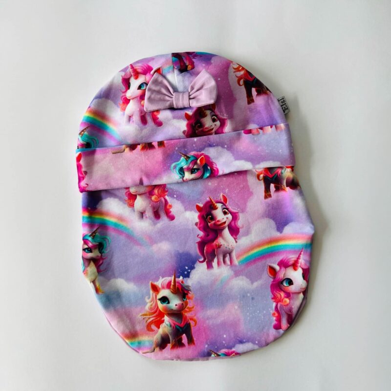 Tuukrimüts ükssarvikutega tüdrukule