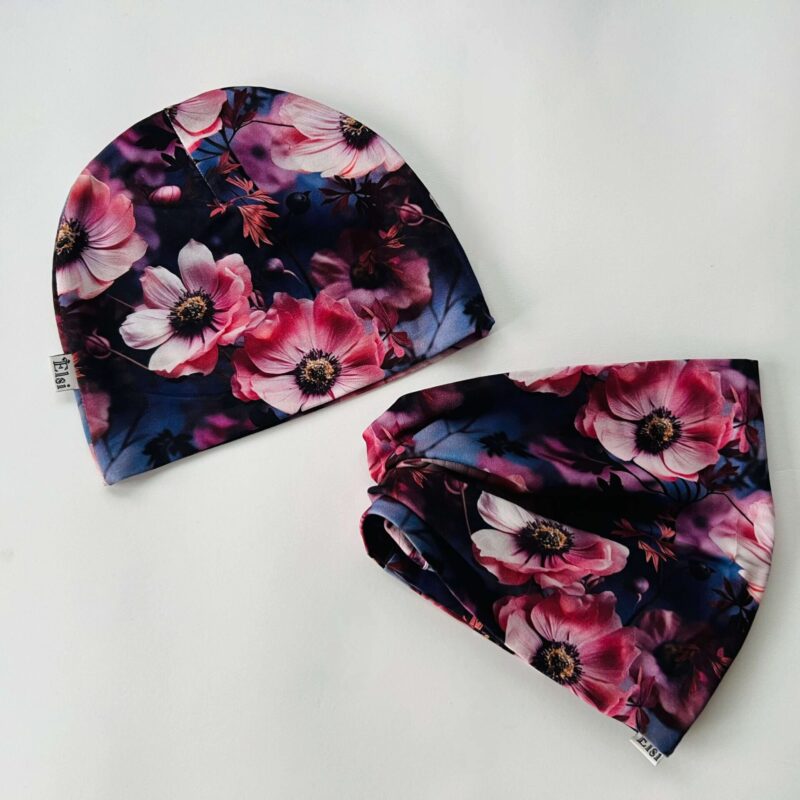 Roosad lilled tumedal