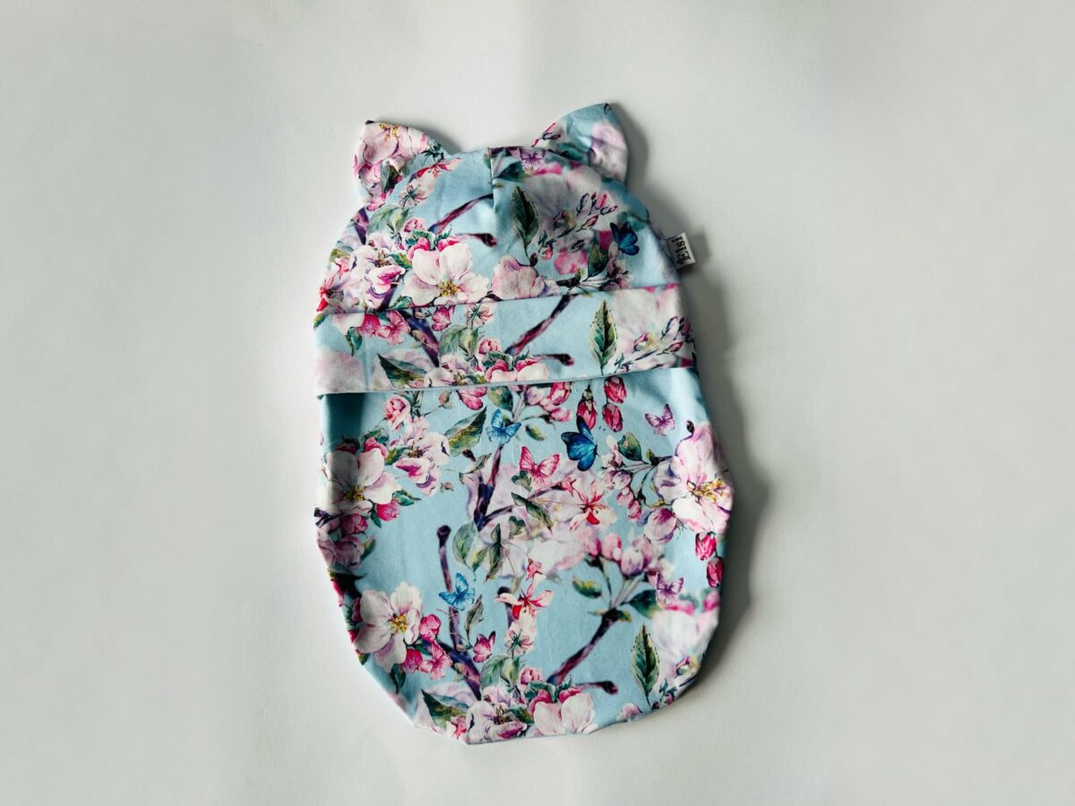 Helesinisel õied kõrvadega