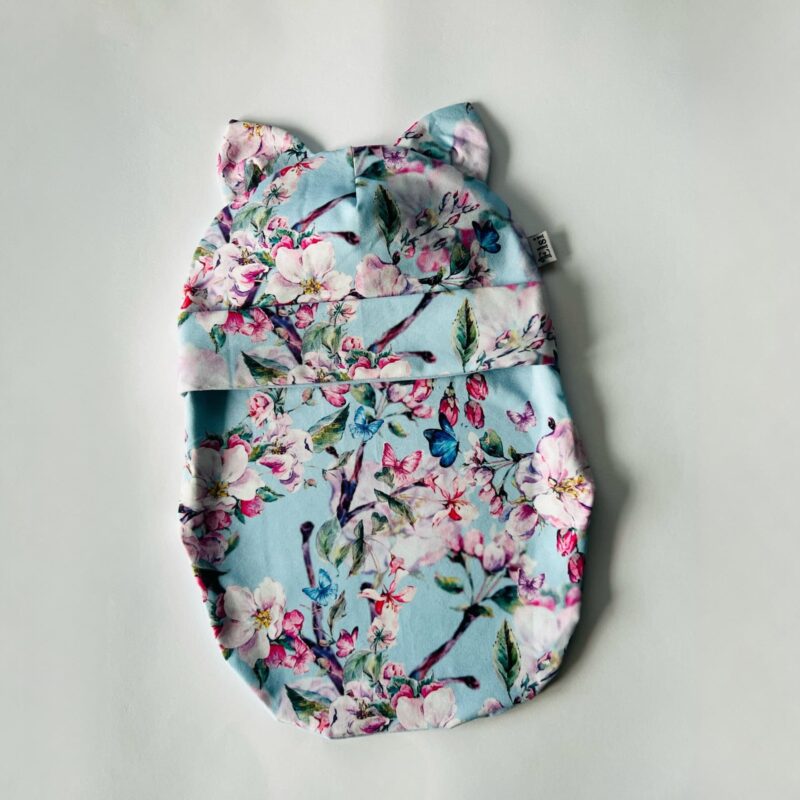 Helesinisel õied kõrvadega