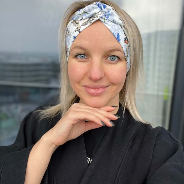 Meriinopeapael pääsukesed ja rukkililled