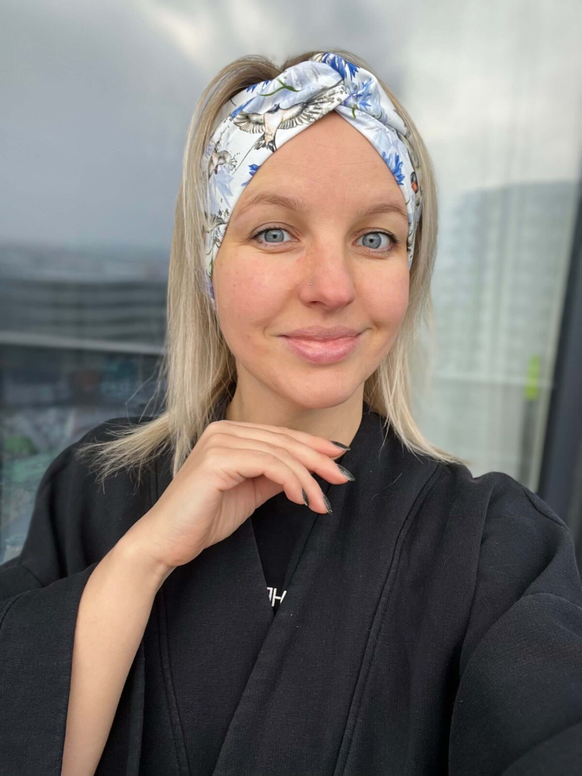 Meriinopeapael pääsukesed ja rukkililled