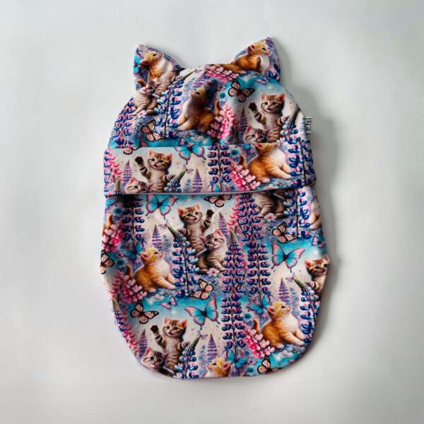 Kiisud ja lilled kõrvadega